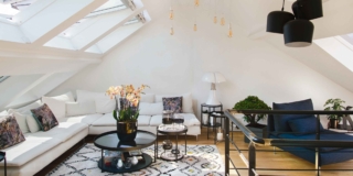 Un sottotetto con finestra che si trasforma in balcone e il tetto che.. “diventa parete”