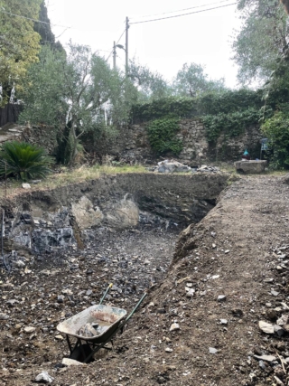 Lo scavo: la posizione della piscina è stata dettata dal fatto che in questo punto non ci fossero alberi e fosse sempre soleggiata, in tutte le ore del giorno. Quando si è iniziato lo scavo fino a una certa quota si è trovata terra, ma dopo circa 50 centimetri è comparsa la roccia. Il lavoro è diventato quindi più lungo e complesso, ma alcune delle pietre rimosse sono state tagliate e riutilizzate per rivestire il bordo. La forma è lunga e stretta, circa 3 metri di larghezza x 8 metri di lunghezza. Una dimensione contenuta, dettata dallo spazio a disposizione, ma piacevole per rinfrescarsi e fare il bagno. Lo scavo: la posizione della piscina è stata dettata dal fatto che in questo punto non ci fossero alberi e fosse sempre soleggiata, in tutte le ore del giorno. Quando si è iniziato lo scavo fino a una certa quota si è trovata terra, ma dopo circa 50 centimetri è comparsa la roccia. Il lavoro è diventato quindi più lungo e complesso, ma alcune delle pietre rimosse sono state tagliate e riutilizzate per rivestire il bordo. La forma è lunga e stretta, circa 3 metri di larghezza x 8 metri di lunghezza. Una dimensione contenuta, dettata dallo spazio a disposizione, ma piacevole per rinfrescarsi e fare il bagno.