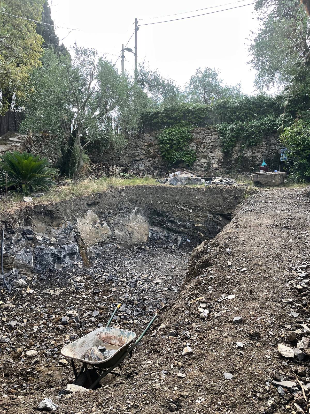 Lo scavo: la posizione della piscina è stata dettata dal fatto che in questo punto non ci fossero alberi e fosse sempre soleggiata, in tutte le ore del giorno. Quando si è iniziato lo scavo fino a una certa quota si è trovata terra, ma dopo circa 50 centimetri è comparsa la roccia. Il lavoro è diventato quindi più lungo e complesso, ma alcune delle pietre rimosse sono state tagliate e riutilizzate per rivestire il bordo. La forma è lunga e stretta, circa 3 metri di larghezza x 8 metri di lunghezza. Una dimensione contenuta, dettata dallo spazio a disposizione, ma piacevole per rinfrescarsi e fare il bagno. Lo scavo: la posizione della piscina è stata dettata dal fatto che in questo punto non ci fossero alberi e fosse sempre soleggiata, in tutte le ore del giorno. Quando si è iniziato lo scavo fino a una certa quota si è trovata terra, ma dopo circa 50 centimetri è comparsa la roccia. Il lavoro è diventato quindi più lungo e complesso, ma alcune delle pietre rimosse sono state tagliate e riutilizzate per rivestire il bordo. La forma è lunga e stretta, circa 3 metri di larghezza x 8 metri di lunghezza. Una dimensione contenuta, dettata dallo spazio a disposizione, ma piacevole per rinfrescarsi e fare il bagno.