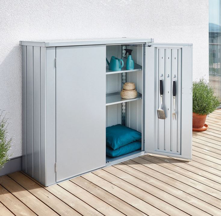 Capiente e funzionale il mobile da esterno alto Biohort Romeo in vendita da OBI che può essere sistemato sul balcone: è completamente realizzato in resistente lamiera di acciaio, zincata a caldo, color argento che lo rende impermeabile alla pioggia. Può essere chiuso a chiave. Misura L 132 x P 57 x H 140 cm. Prezzo 1.069 euro. https://www.obi-italia.it