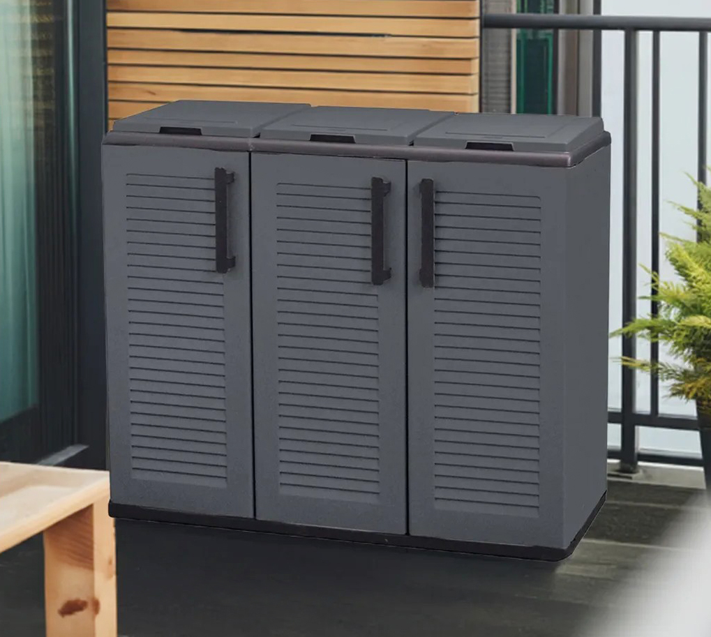Permette di organizzare una raccolta differenziata pratica e funzionale, anche sul balcone, il mobile pattumiera da esterno in vendita su Bricoshop24 che è dotato di tre ante in polipropilene grigio con maniglie verticali nere. Misura L 102 x P 37 x H 84 cm. Prezzo 101,90 euro. https://www.bricoshop24.it