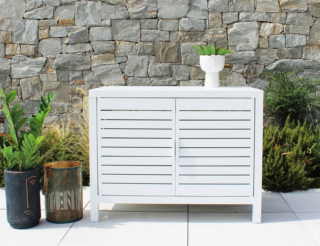 Alluminio verniciato bianco per il mobiletto Sonne di Milani Home chiuso da due ante a persiana: è funzionale, leggero e resistente. Le dimensioni contenute permettono di sistemarlo anche su un balcone stretto. Misura L 90 x P 55 x H 70 cm. Prezzo 499 euro. https://www.milanihome.it Alluminio verniciato bianco per il mobiletto Sonne di Milani Home chiuso da due ante a persiana: è funzionale, leggero e resistente. Le dimensioni contenute permettono di sistemarlo anche su un balcone stretto. Misura L 90 x P 55 x H 70 cm. Prezzo 499 euro. https://www.milanihome.it