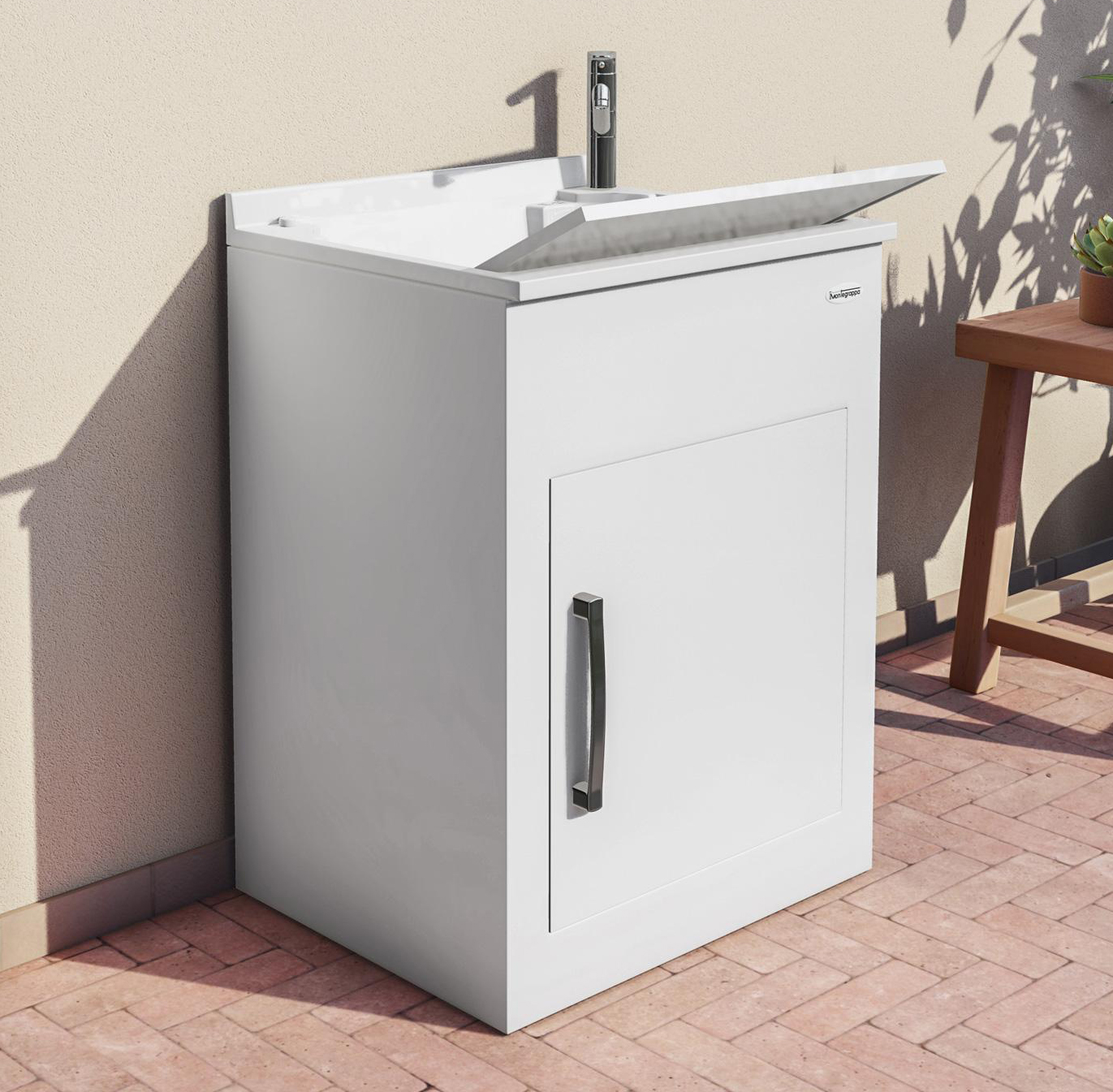 Il mobiletto lavatoio da esterno Montegrappa di Deghi è realizzato in metallo verniciato bianco ed è dotato di un' anta con una grande maniglia; il lavabo è in materiale termoplastico resistente alle intemperie. Misura L 60 x P 50 x H 85 cm. Prezzo 244 euro (miscelatore escluso). https://www.deghi.it