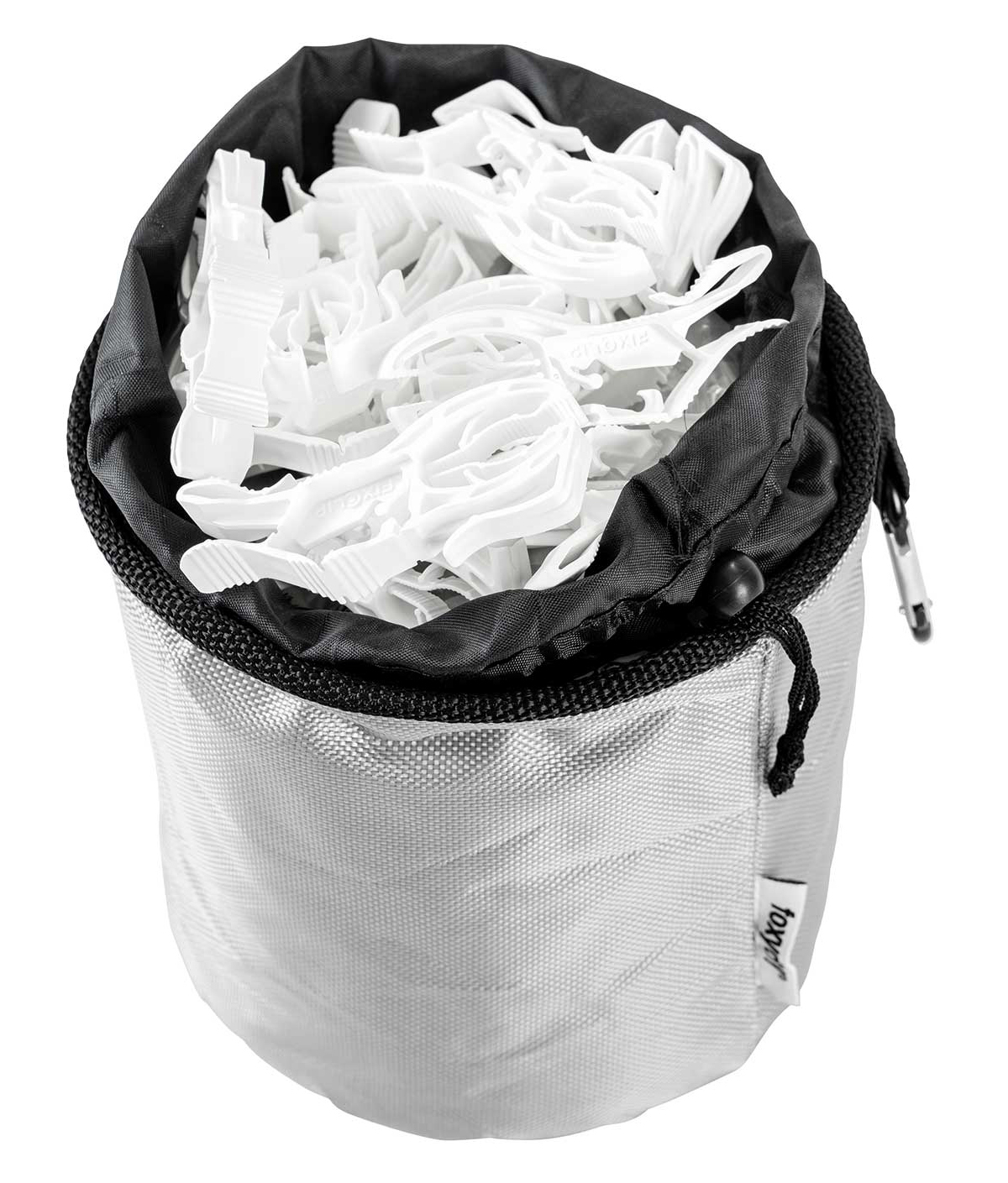 Realizzata in tessuto tecnico leggero e resistente, con comoda chiusura a cordoncino e un moschettone per appenderla, la borsa Peggy Bag di Foxydry contiene 32 mollette in plastica 100% riciclabile e antiruggine. Ogni clip ha particolare chiusura antivento che impedisce anche ai capi più pesanti, asciugamani, coperte e lenzuola, di essere spazzati via in caso di forte vento. La bag + mollette, prezzo 27,70 euro, 32 mollette prezzo 14,70 euro. www.foxydry.com/it Realizzata in tessuto tecnico leggero e resistente, con comoda chiusura a cordoncino e un moschettone per appenderla, la borsa Peggy Bag di Foxydry contiene 32 mollette in plastica 100% riciclabile e antiruggine. Ogni clip ha particolare chiusura antivento che impedisce anche ai capi più pesanti, asciugamani, coperte e lenzuola, di essere spazzati via in caso di forte vento. La bag + mollette, prezzo 27,70 euro, 32 mollette prezzo 14,70 euro. www.foxydry.com/it