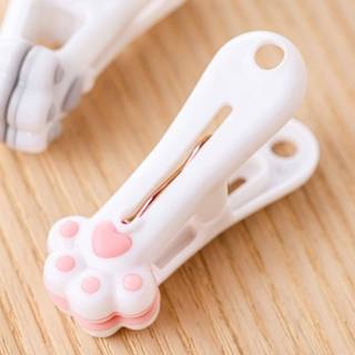 Le mollette da bucato a forma di simpatica zampa di gatto di Lawen Creative vendute su Amazon hanno il morso in morbida gomma che non lascia segni sulla biancheria. Il set da 24 pezzi, prezzo 11,99 euro. www.amazon.it Le mollette da bucato a forma di simpatica zampa di gatto di Lawen Creative vendute su Amazon hanno il morso in morbida gomma che non lascia segni sulla biancheria. Il set da 24 pezzi, prezzo 11,99 euro. www.amazon.it
