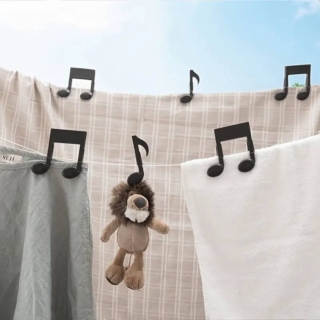 La confezione venduta su Temu contiene 4 clips in plastica a forma di Note Musicali. Prezzo 3,90 euro. www.temu.com/it La confezione venduta su Temu contiene 4 clips in plastica a forma di Note Musicali. Prezzo 3,90 euro. www.temu.com/it