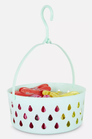 Il cestino di Primark in plastica con gancio per essere appeso, è completo di 50 mollette colorate. Prezzo 3,50 euro. www.primark.com Il cestino di Primark in plastica con gancio per essere appeso, è completo di 50 mollette colorate. Prezzo 3,50 euro. www.primark.com