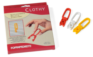 In resine di nylon, Clothy di Foppapedretti è resistente al tempo e all'usura. Realizzata in monostampo e senza molle, è perfetta per stendere il bucato in tutta sicurezza. Ogni confezione contiene 12 mollette. Prezzo 6,10 euro. www.foppadretti.it In resine di nylon, Clothy di Foppapedretti è resistente al tempo e all'usura. Realizzata in monostampo e senza molle, è perfetta per stendere il bucato in tutta sicurezza. Ogni confezione contiene 12 mollette. Prezzo 6,10 euro. www.foppadretti.it