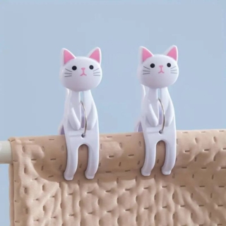 Disponibili bianche o nere, le mollettine per stendibiancheria vendute su Temu sono a forma di gatto. In plastica, sono in confezione da 2 o 4 pezzi. Da 2 pezzi, prezzo 1,50 euro. www.temu.com/it Disponibili bianche o nere, le mollettine per stendibiancheria vendute su Temu sono a forma di gatto. In plastica, sono in confezione da 2 o 4 pezzi. Da 2 pezzi, prezzo 1,50 euro. www.temu.com/it