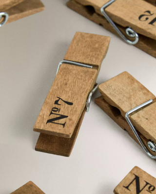 I numeri incisi su ciascuna rendono riconoscibili le Mollette in legno di pino di Zara Home. La molla è in acciaio inox resistente. Sono vendute in confezione da 20 pezzi. Prezzo 12,90 euro. www.zarahome.com I numeri incisi su ciascuna rendono riconoscibili le Mollette in legno di pino di Zara Home. La molla è in acciaio inox resistente. Sono vendute in confezione da 20 pezzi. Prezzo 12,90 euro. www.zarahome.com