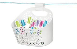 Le mollette della Linea Clean Kit di Tescoma garantiscono una presa sicura senza rovinare i tessuti. Pratiche e colorate, il set da 20 pezzi è venduto con un cestino in dotazione che si può appendere. Cestino + 20 mollette, prezzo 12,90 euro. www.tescomaonline.it Le mollette della Linea Clean Kit di Tescoma garantiscono una presa sicura senza rovinare i tessuti. Pratiche e colorate, il set da 20 pezzi è venduto con un cestino in dotazione che si può appendere. Cestino + 20 mollette, prezzo 12,90 euro. www.tescomaonline.it
