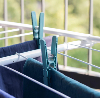 Amiche dell’ambiente, le mollette di R5 Living sono composte di plastica derivante dalla raccolta differenziata. Il set da 5 pezzi, prezzo 2,50 euro. www.r5living.com Amiche dell’ambiente, le mollette di R5 Living sono composte di plastica derivante dalla raccolta differenziata. Il set da 5 pezzi, prezzo 2,50 euro. www.r5living.com
