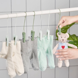 Soluzione pratica e versatile, le mollette Slibb di Ikea possono essere utilizzate sia su un filo per il bucato sia su un portasciugamani, sfruttando gli occhielli e l’anello incluso nella confezione. Grazie all’ampia apertura, è possibile appendere anche i capi più spessi, come jeans e felpe. Sono in plastica trattata con protezione UV per prolungarne la durata. 8 pezzi, prezzo 1,95 euro. www.ikea.it Soluzione pratica e versatile, le mollette Slibb di Ikea possono essere utilizzate sia su un filo per il bucato sia su un portasciugamani, sfruttando gli occhielli e l’anello incluso nella confezione. Grazie all’ampia apertura, è possibile appendere anche i capi più spessi, come jeans e felpe. Sono in plastica trattata con protezione UV per prolungarne la durata. 8 pezzi, prezzo 1,95 euro. www.ikea.it