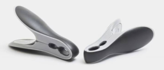 Realizzate in plastica al 100%, le mollette Smart di Brabantia non temono la ruggine. Hanno un grande becco che permette di pinzare saldamente la biancheria. Il set è composto da 8 pezzi. Prezzo 8,90 euro. www.brabantia.com Realizzate in plastica al 100%, le mollette Smart di Brabantia non temono la ruggine. Hanno un grande becco che permette di pinzare saldamente la biancheria. Il set è composto da 8 pezzi. Prezzo 8,90 euro. www.brabantia.com