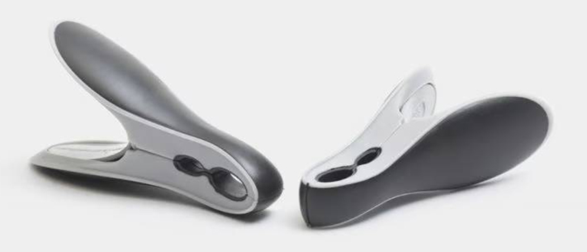 Realizzate in plastica al 100%, le mollette Smart di Brabantia non temono la ruggine. Hanno un grande becco che permette di pinzare saldamente la biancheria. Il set è composto da 8 pezzi. Prezzo 8,90 euro. www.brabantia.com Realizzate in plastica al 100%, le mollette Smart di Brabantia non temono la ruggine. Hanno un grande becco che permette di pinzare saldamente la biancheria. Il set è composto da 8 pezzi. Prezzo 8,90 euro. www.brabantia.com