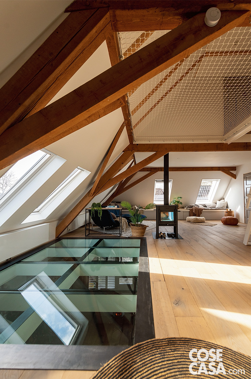 TRAVI A VISTA E ALTEZZE RECUPERATE Rimuovendo i controsoffitti esistenti, è stato possibile recuperare la quota originale del soffitto e valorizzare la struttura lignea. Le travi portanti in legno chiaro, lasciate a vista, diventano protagoniste dello spazio e ne accentuano l’altezza. Il risultato è un ambiente più ampio e arioso, che sfrutta la verticalità per aumentare il comfort termico e acustico. TRAVI A VISTA E ALTEZZE RECUPERATE Rimuovendo i controsoffitti esistenti, è stato possibile recuperare la quota originale del soffitto e valorizzare la struttura lignea. Le travi portanti in legno chiaro, lasciate a vista, diventano protagoniste dello spazio e ne accentuano l’altezza. Il risultato è un ambiente più ampio e arioso, che sfrutta la verticalità per aumentare il comfort termico e acustico.