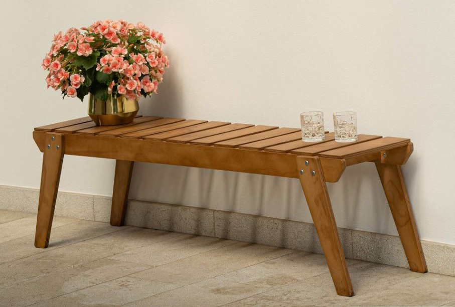 Può essere usata come seduta o come piano di appoggio sul balcone la panca da giardino Elena di Mobili Fiver: è realizzata in multistrato di pino verniciato con una calda colorazione Teak. Misura L 158 x P 36 x H 46 cm. Prezzo 138 euro. https://www.mobilifiver.com