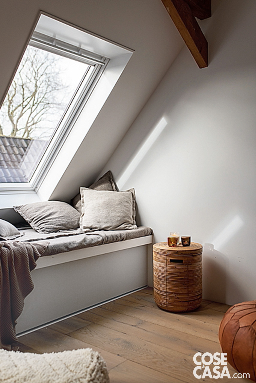 DETTAGLIO DEL SOTTOTETTO LUNGO LA PARTE BASSA DELLA PARETE DETTAGLIO DEL SOTTOTETTO LUNGO LA PARTE BASSA DELLA PARETE