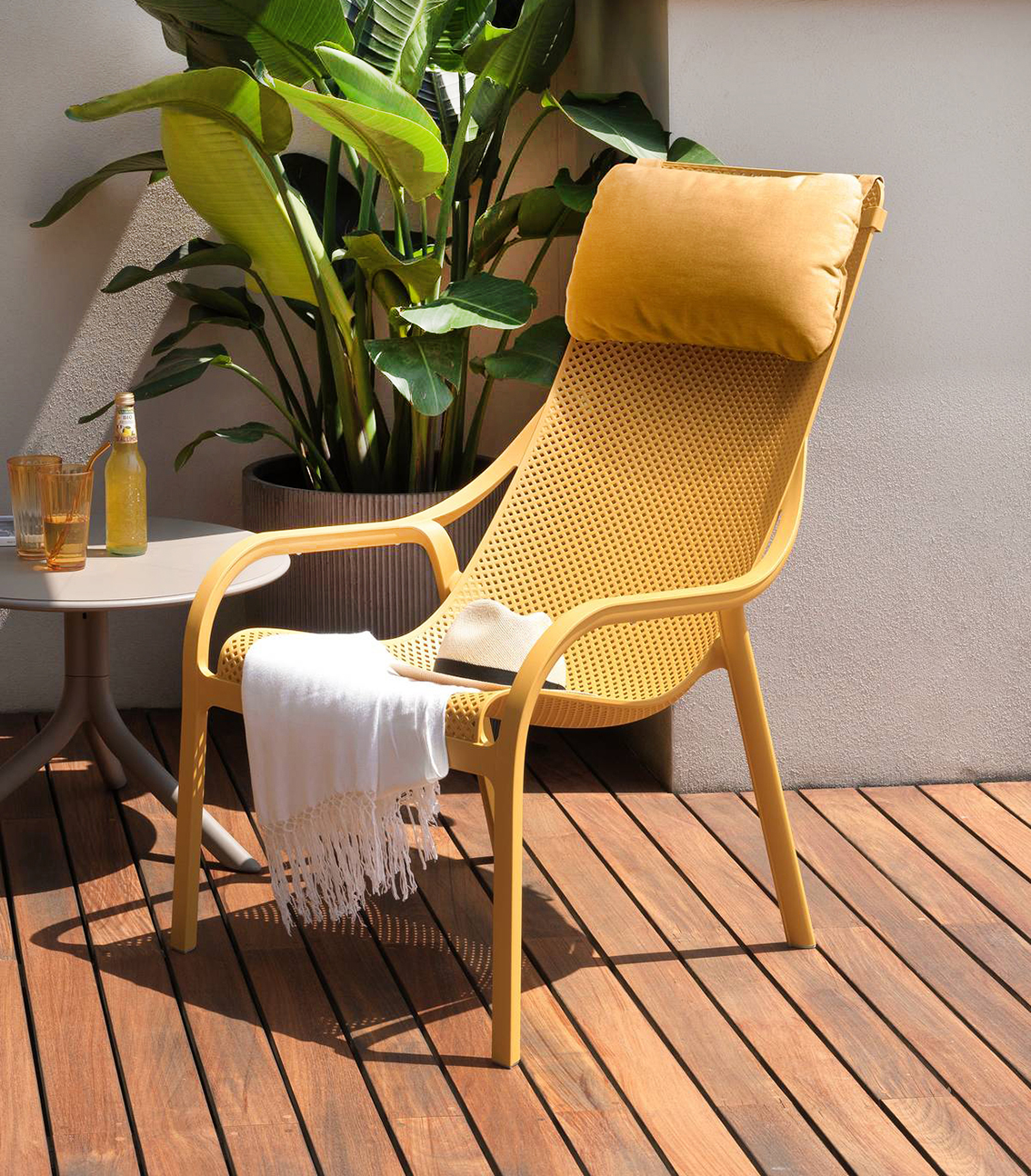 Giallo senape per Net Lounge di Nardi la poltrona outdoor in resistente polipropilene fiberglass completamente riciclabile, con una seduta profonda, una forma avvolgente e un profilo a onda. Misura L 62 x P 87,5 x H 102 cm. Prezzo  a partire da 165,92 euro. https://www.nardioutdoor.com