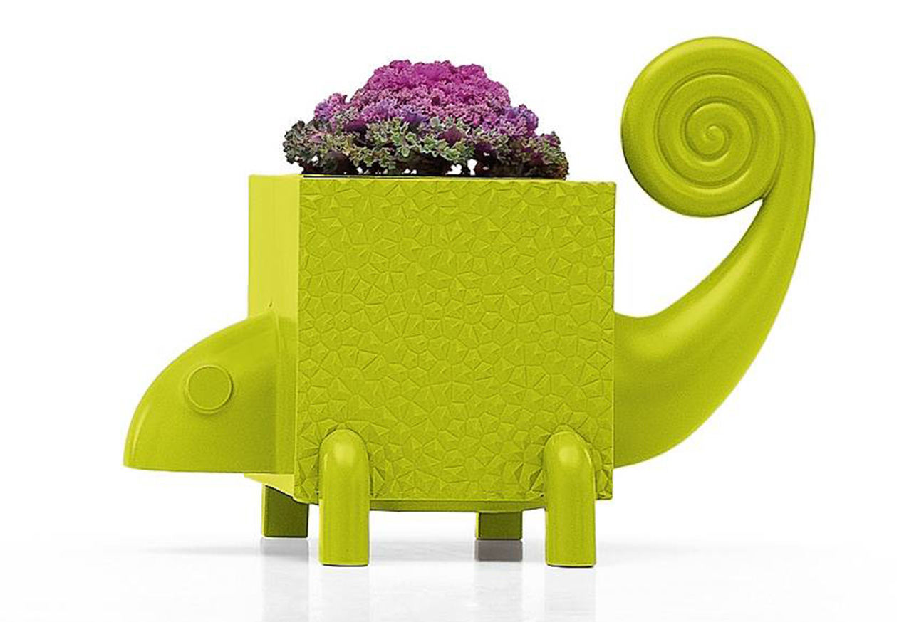 Il portavasi Fera nella versione Cama di LYXO, in polietilene, è stampato in rotazionale. 100% riciclabile, è resistente agli urti, agli agenti atmosferici, alla salsedine e ai raggi UV. Misura L 26,5 x P 43,6 x H 43,3 cm; costa 84 euro. www.lyxodesign.com Il portavasi Fera nella versione Cama di LYXO, in polietilene, è stampato in rotazionale. 100% riciclabile, è resistente agli urti, agli agenti atmosferici, alla salsedine e ai raggi UV. Misura L 26,5 x P 43,6 x H 43,3 cm; costa 84 euro. www.lyxodesign.com