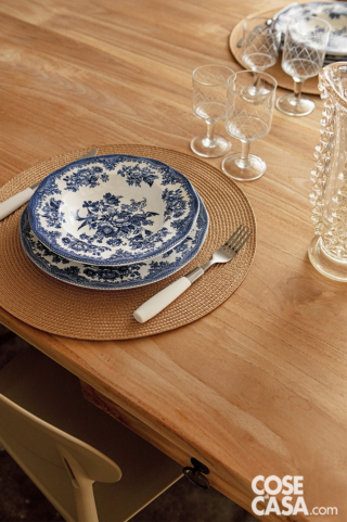 Fra i ricordi di famiglia che riprendono vita,
ci sono i piatti e gli accessori per la mise
en place. Recuperate e restaurate anche le sedie attorno al tavolo. Fra i ricordi di famiglia che riprendono vita,
ci sono i piatti e gli accessori per la mise
en place. Recuperate e restaurate anche le sedie attorno al tavolo.