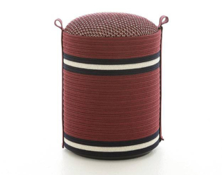 È ottenuto con il filato Olyna®
il pouf Phanteon di Nodo Italia con cuciture a mano. Misura Ø 38 x H 50 cm e costa 1.200 euro nodoitalia.com È ottenuto con il filato Olyna®
il pouf Phanteon di Nodo Italia con cuciture a mano. Misura Ø 38 x H 50 cm e costa 1.200 euro nodoitalia.com