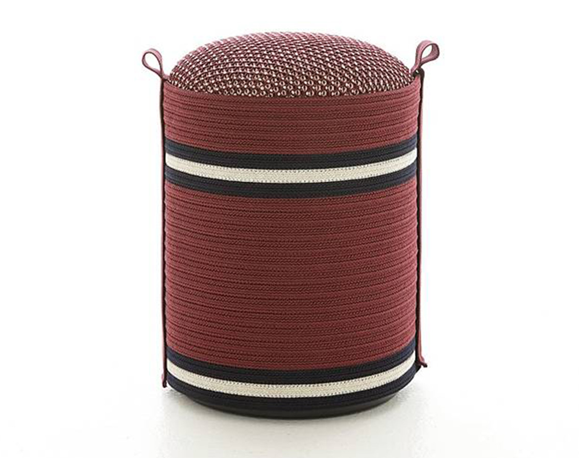 È ottenuto con il filato Olyna®
il pouf Phanteon di Nodo Italia con cuciture a mano. Misura Ø 38 x H 50 cm e costa 1.200 euro nodoitalia.com È ottenuto con il filato Olyna®
il pouf Phanteon di Nodo Italia con cuciture a mano. Misura Ø 38 x H 50 cm e costa 1.200 euro nodoitalia.com