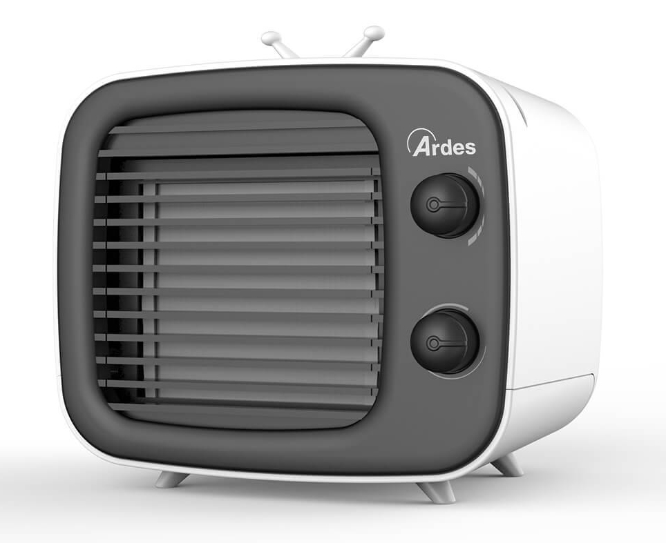 Sembra un televisore, il nebulizzatore AR5R003 di Ardes che raffresca con un basso consumo energetico. Compatto, ha velocità regolabile per ottenere il giusto getto d’aria e inclinazione delle alette orizzontali regolabile. Il serbatoio è capiente 0,32 litri. È fornito con cavo USB. Misura L 18 x P 18 x H 17 cm. Prezzo 29,90 euro. www.conforama.it