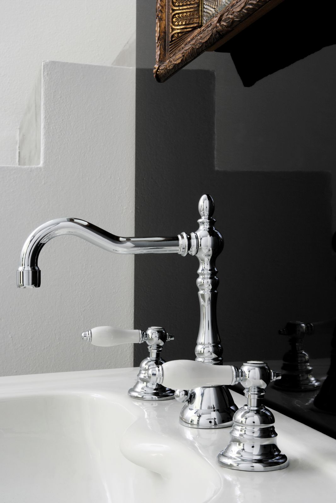 Si propone con uno stile classico senza tempo il rubinetto a tre fori per lavabo della collezione Herend di Fima Carlo Frattini, in foto nella versione Cromo, ha manopole nella finitura Bianco. Prezzo, Iva esclusa, 737,30 euro. www.fimacf.com Si propone con uno stile classico senza tempo il rubinetto a tre fori per lavabo della collezione Herend di Fima Carlo Frattini, in foto nella versione Cromo, ha manopole nella finitura Bianco. Prezzo, Iva esclusa, 737,30 euro. www.fimacf.com