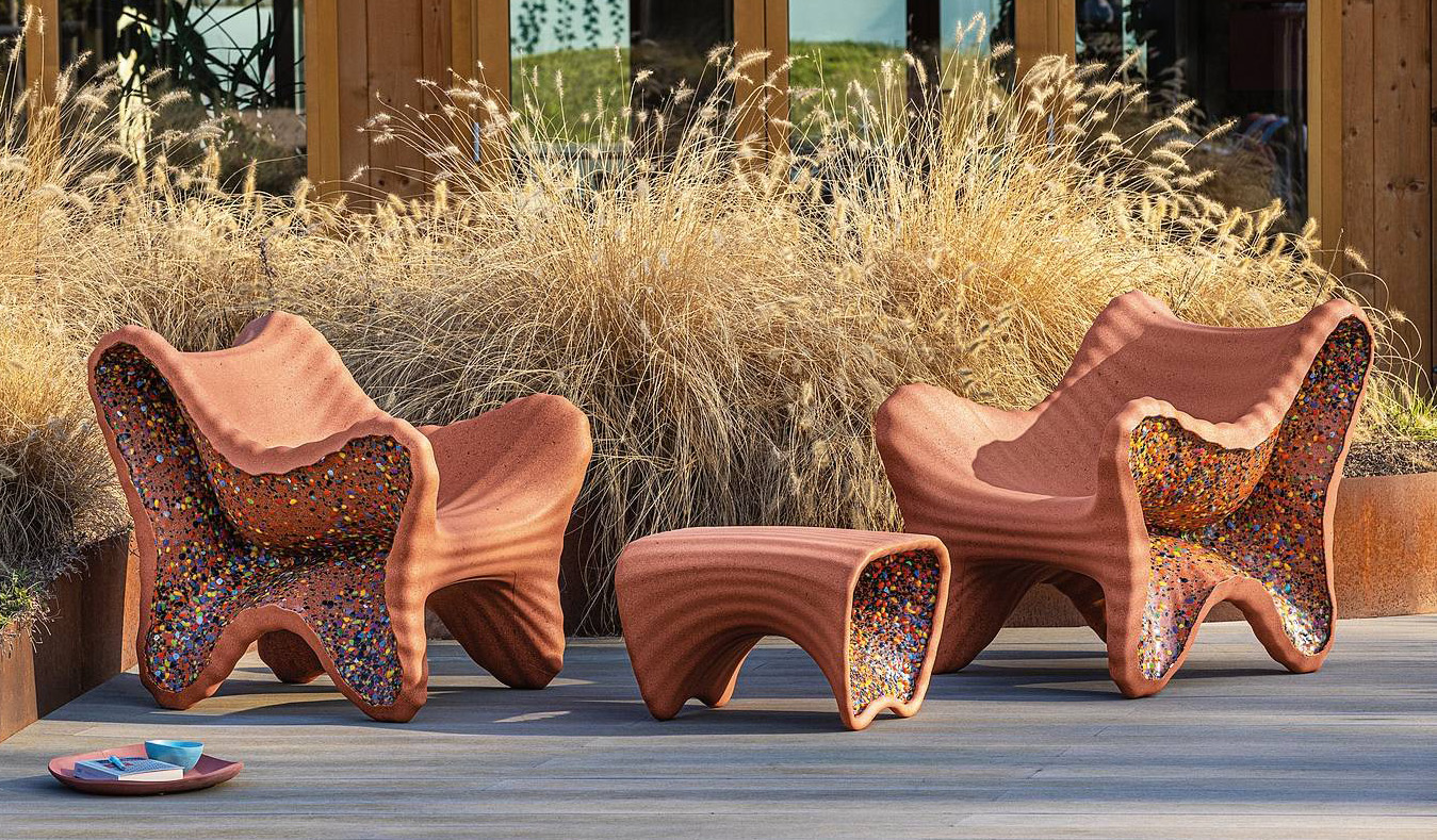 Il salotto In-Side di Magis è realizzato  con un mix di polietilene, in parte riciclato da post-consumo, unito a un polietilene riciclato post-industriale in scaglie multicolori che rende unico ogni pezzo. La poltrona misura L 82,8 x P 90,8 x H 86,8 cm e costa 996 euro. Il tavolino misura L 59,3 x P 50,6 x H 41,5 cm e costa 489 euro. www.magisdesign.com Il salotto In-Side di Magis è realizzato  con un mix di polietilene, in parte riciclato da post-consumo, unito a un polietilene riciclato post-industriale in scaglie multicolori che rende unico ogni pezzo. La poltrona misura L 82,8 x P 90,8 x H 86,8 cm e costa 996 euro. Il tavolino misura L 59,3 x P 50,6 x H 41,5 cm e costa 489 euro. www.magisdesign.com