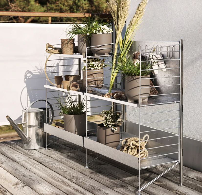 Lo scaffale componibile Outdoor K di String in vendita su Sediarreda ha la struttura in acciaio galvanizzato, resistente  agli agenti atmosferici. Può crescere o variare nel tempo in base alle esigenze. Misura L 120 x P 32 x H 89 cm.  Prezzo 1.241 euro. https://www.sediarreda.com