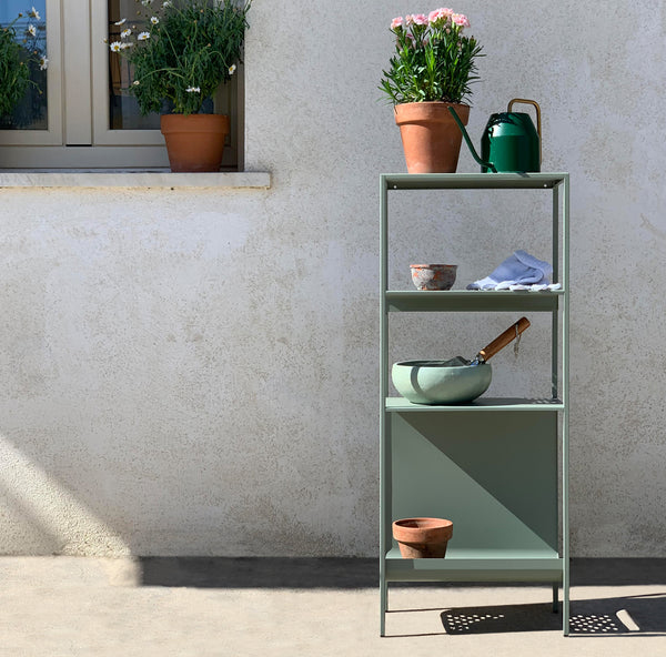 Lo scaffale outdoor Levante di Hiro Design ha quattro ripiani che consentono di organizzare al meglio anche un mini balcone. É completamente realizzato in acciaio verniciato a polvere Verde  Fossile e trattato per l'esterno; la superficie ha un aspetto materico al tatto. Misura L 35 x P 20 x H 85 cm. Prezzo 149 euro. https://www.hiro.design
