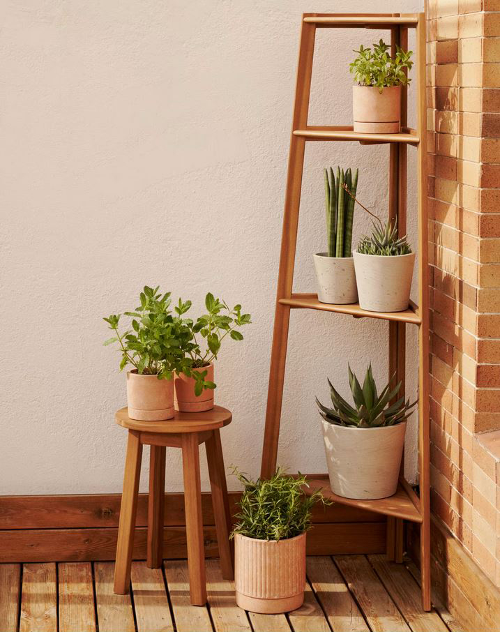 Trova posto in un angolo lo scaffale triangolare da esterno Victora di Kave Home che è completamente prodotto in legno massello di acacia con certificazione di Catena di Custodia FSC 100%, rifinito  con vernice trasparente per una lunga durata e resistenza ai raggi UV. Misura L 42 x P 42 x H 150 cm. Prezzo 109 euro. https://kavehome.com