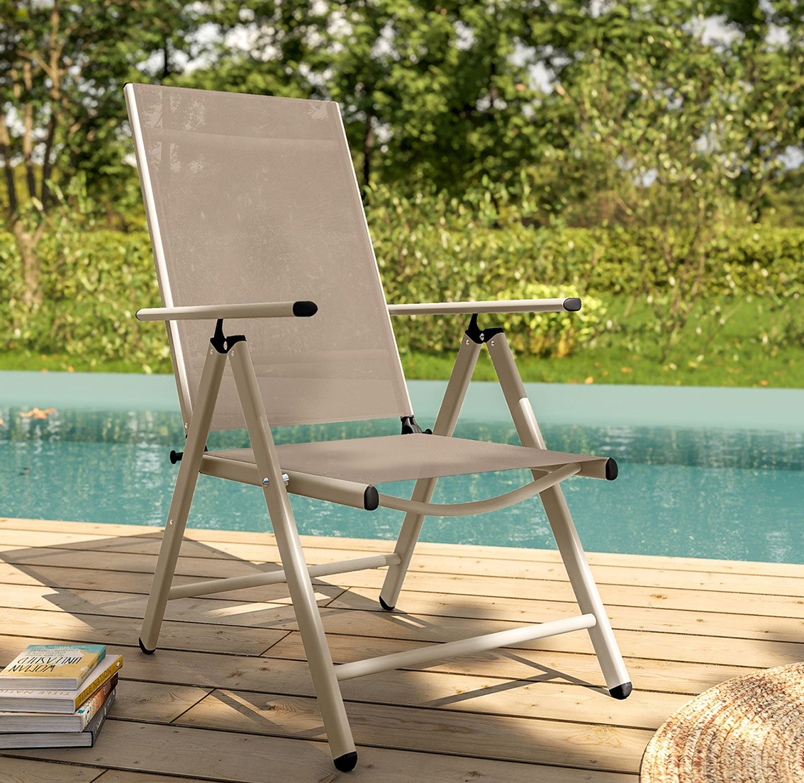 Ben sette posizioni per la sdraio Goleada di Deghi con la seduta in textilene e il telaio in alluminio beige. È pieghevole e salvaspazio. Misura L 58 x P 44 x H 107 cm. Prezzo 56 euro. https://www.deghi.it