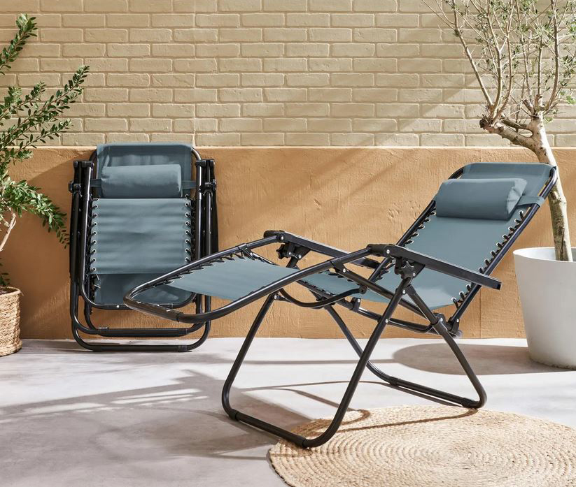 La sdraio Patrick di sweeek. è dotata di un comodo poggiatesta, è reclinabile e multi-posizione per il massimo comfort. Inoltre, è pieghevole per non occupare posto quando non serve. La struttura in acciaio sorregge la seduta in Textilene color smeraldo. Misura L 65 x P 90/150 x H 107,5/87 cm. Prezzo 99,99 euro (per il set da 2 pezzi). https://www.sweeek.it