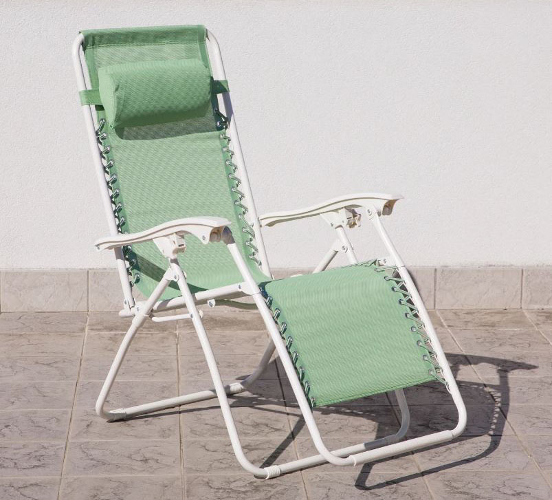 È dotata di comodi braccioli la sdraio ergonomica e reclinabile in vendita da Kasanova. La seduta in textilene verde, fissata alla struttura in acciaio, garantisce traspirabilità anche nelle giornate più calde. Inoltre, una volta ripiegata occupa pochissimo spazio. Misura L 65 x P 80 x H 110 cm. Prezzo 49,90 euro. https://www.kasanova.com