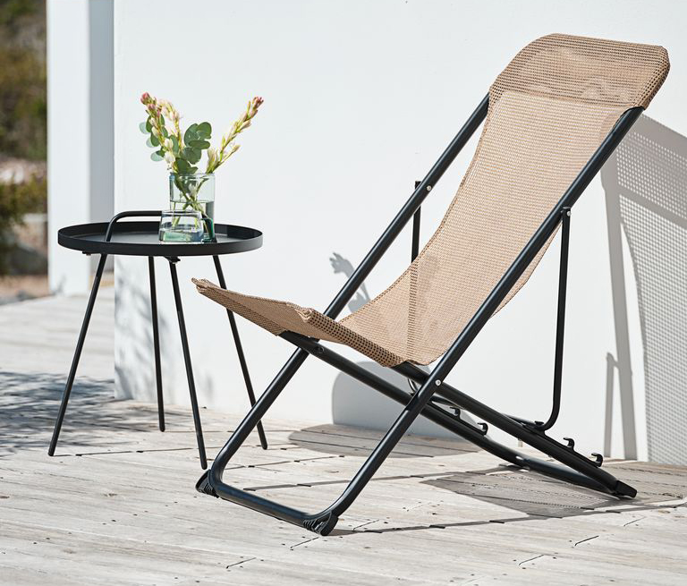 La sedia pieghevole Sylten di Jysk è leggera e resistente nello stesso tempo: ha la seduta in textilene color nocciola e il telaio in acciaio nero. Misura L 83 x P 56 x H 91 cm. Prezzo 30 euro. https://jysk.it