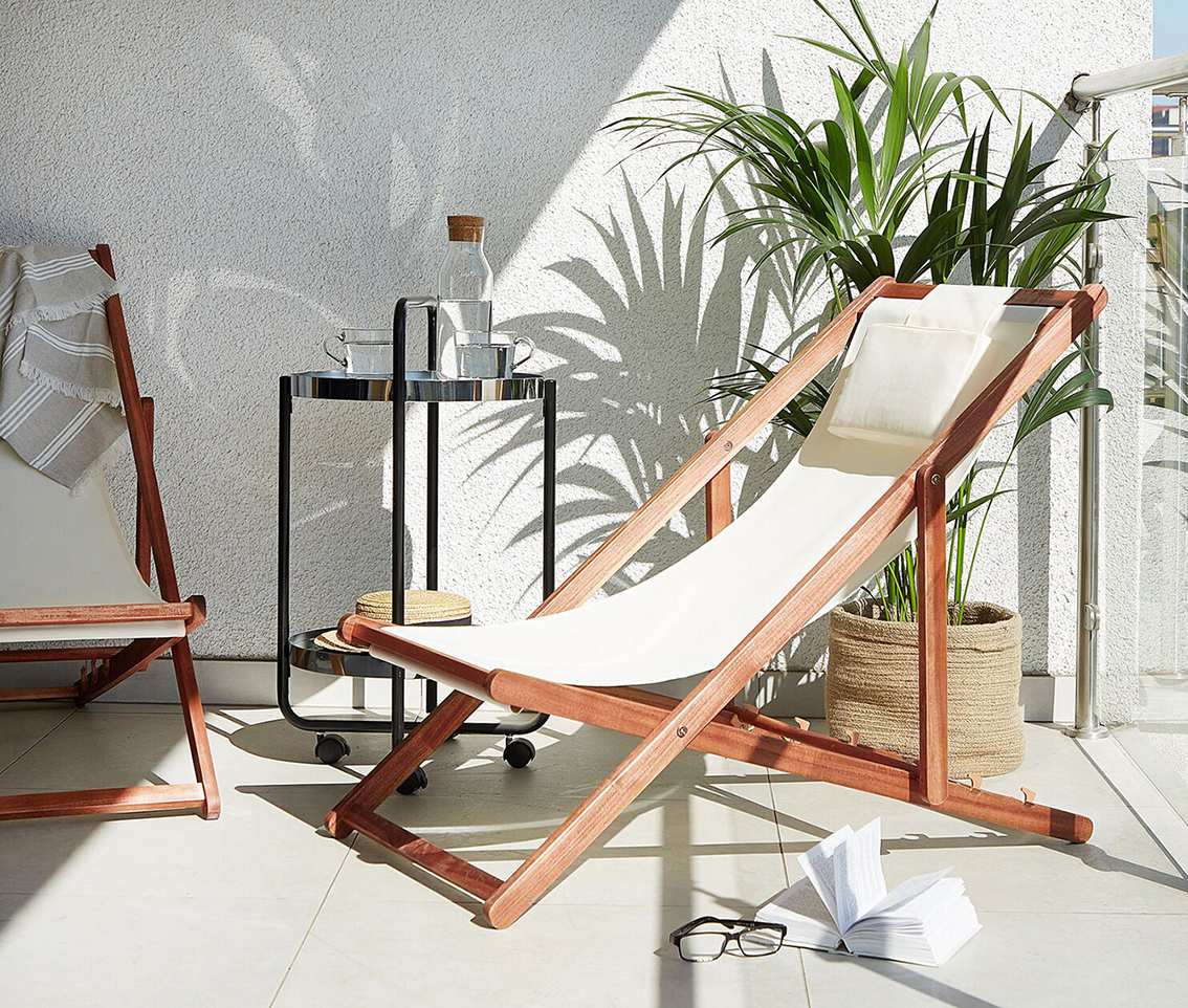 La sedia sdraio pieghevole Avellino di Beliani ha il telaio in legno di acacia e la seduta in tessuto di poliestere bianco sporco. È regolabile in tre posizioni ed è dotata di un comodo poggiatesta. Misura L 54 x P 101 x H 84 cm. Prezzo 139 euro. https://www.beliani.it