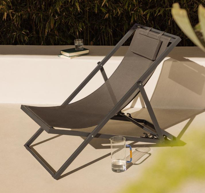 Un classico senza tempo declinato in black la sedia sdraio Cancun di The Masie che ha il telaio realizzato in alluminio nella colorazione Nero Obsidian che la rende leggera e resistente. I quattro gradi di inclinazione e il cuscino ne aumentano il comfort. Misura L 63 x P 104 x H 93,5 cm. Prezzo 82,95 euro. https://www.themasie.com