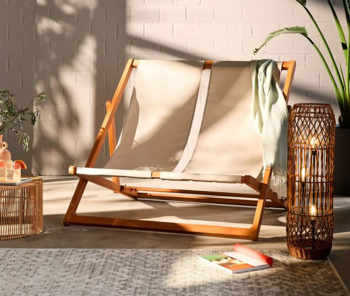 Permette di accogliere due persone in poco spazio la sedia sdraio doppia (codice 95446881) di Bonprix che è caratterizzata da una struttura in legno di eucalipto e da un telo in tessuto chiaro. Misura L 114 x P 89 x H 93 cm. Prezzo 89,99 euro. https://www.bonprix.it