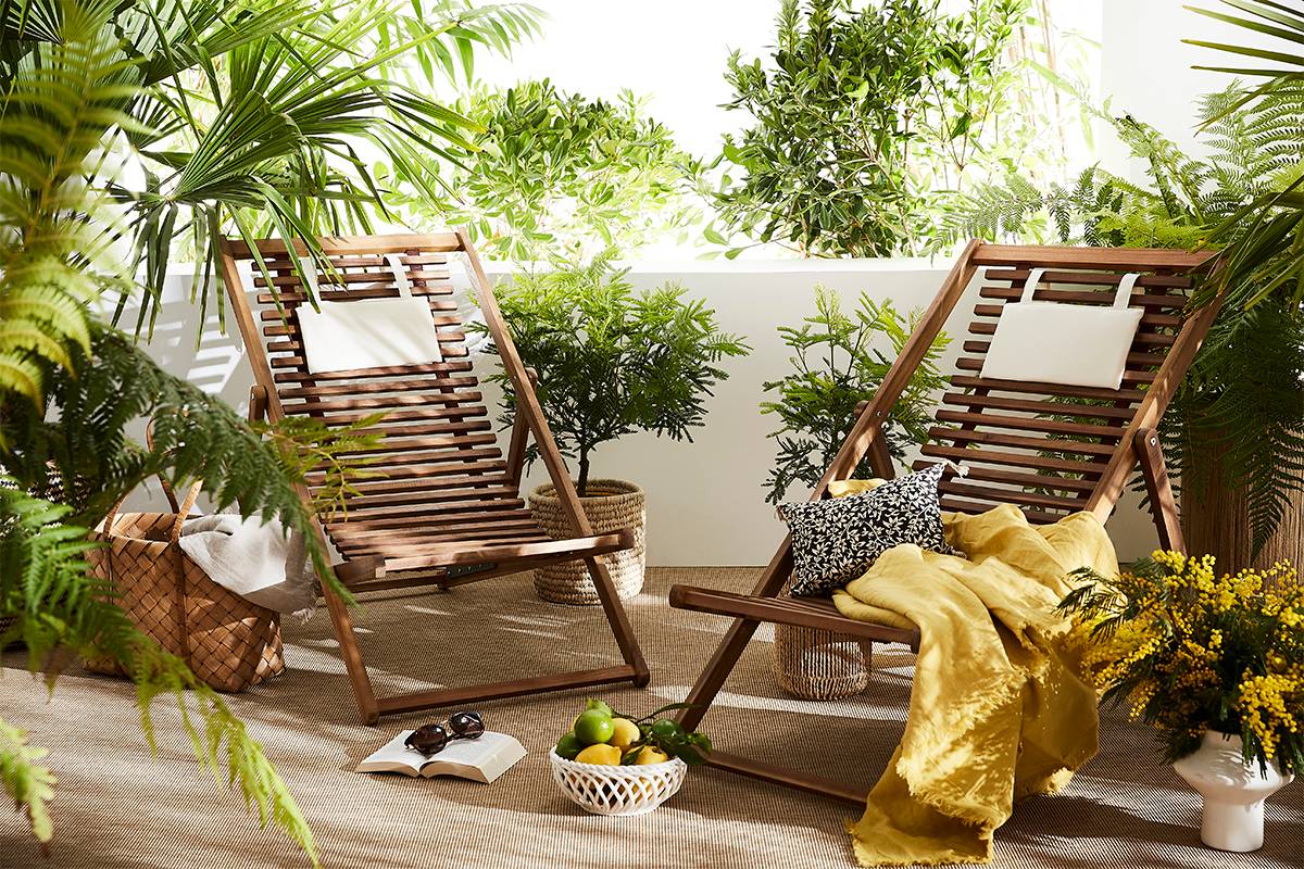 Le sedie sdraio Moona di Miliboo hanno la struttura in legno di acacia e una serie di doghe flessibili in legno al posto della tradizionale tela. Sono dotate di un morbido cuscino bianco per la testa che ne aumenta il comfort. Misurano L 59 x P 103 x H 87 cm. Prezzo 179,99 euro (per il set da 2 pezzi). https://www.miliboo.it