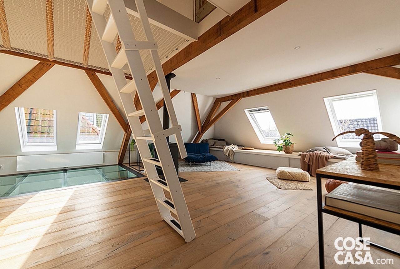 CAMERA DEI BAMBINI CON RETE SOPRAELEVATA
Lo spazio dei bambini è un ambiente multifunzionale e fantasioso: a fianco dei letti e delle zone gioco, una rete sospesa è stata tesa tra le travi, su una porzione non calpestabile della falda. Utilizzata come area di svago e lettura, la rete è accessibile tramite una piccola scaletta in legno. Una soluzione sicura e creativa, che sfrutta ogni centimetro disponibile del sottotetto. Le finiture sono semplici e naturali, con pareti bianche e arredi modulari in legno. CAMERA DEI BAMBINI CON RETE SOPRAELEVATA
Lo spazio dei bambini è un ambiente multifunzionale e fantasioso: a fianco dei letti e delle zone gioco, una rete sospesa è stata tesa tra le travi, su una porzione non calpestabile della falda. Utilizzata come area di svago e lettura, la rete è accessibile tramite una piccola scaletta in legno. Una soluzione sicura e creativa, che sfrutta ogni centimetro disponibile del sottotetto. Le finiture sono semplici e naturali, con pareti bianche e arredi modulari in legno.