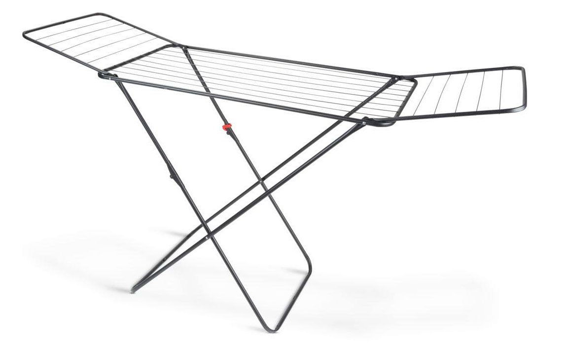 Lo stendibiancheria Axel di Jysk con 18 metri di spazio per asciugare ha struttura in acciaio grigio con ali pieghevoli che accolgono capi di biancheria lunghi. Le gambe a forma di X hanno un meccanismo di blocco di sicurezza per una maggiore stabilità. Misura L 171 x P55 x H89-99 cm. Prezzo 17,50 euro. www.jysk.it Lo stendibiancheria Axel di Jysk con 18 metri di spazio per asciugare ha struttura in acciaio grigio con ali pieghevoli che accolgono capi di biancheria lunghi. Le gambe a forma di X hanno un meccanismo di blocco di sicurezza per una maggiore stabilità. Misura L 171 x P55 x H89-99 cm. Prezzo 17,50 euro. www.jysk.it