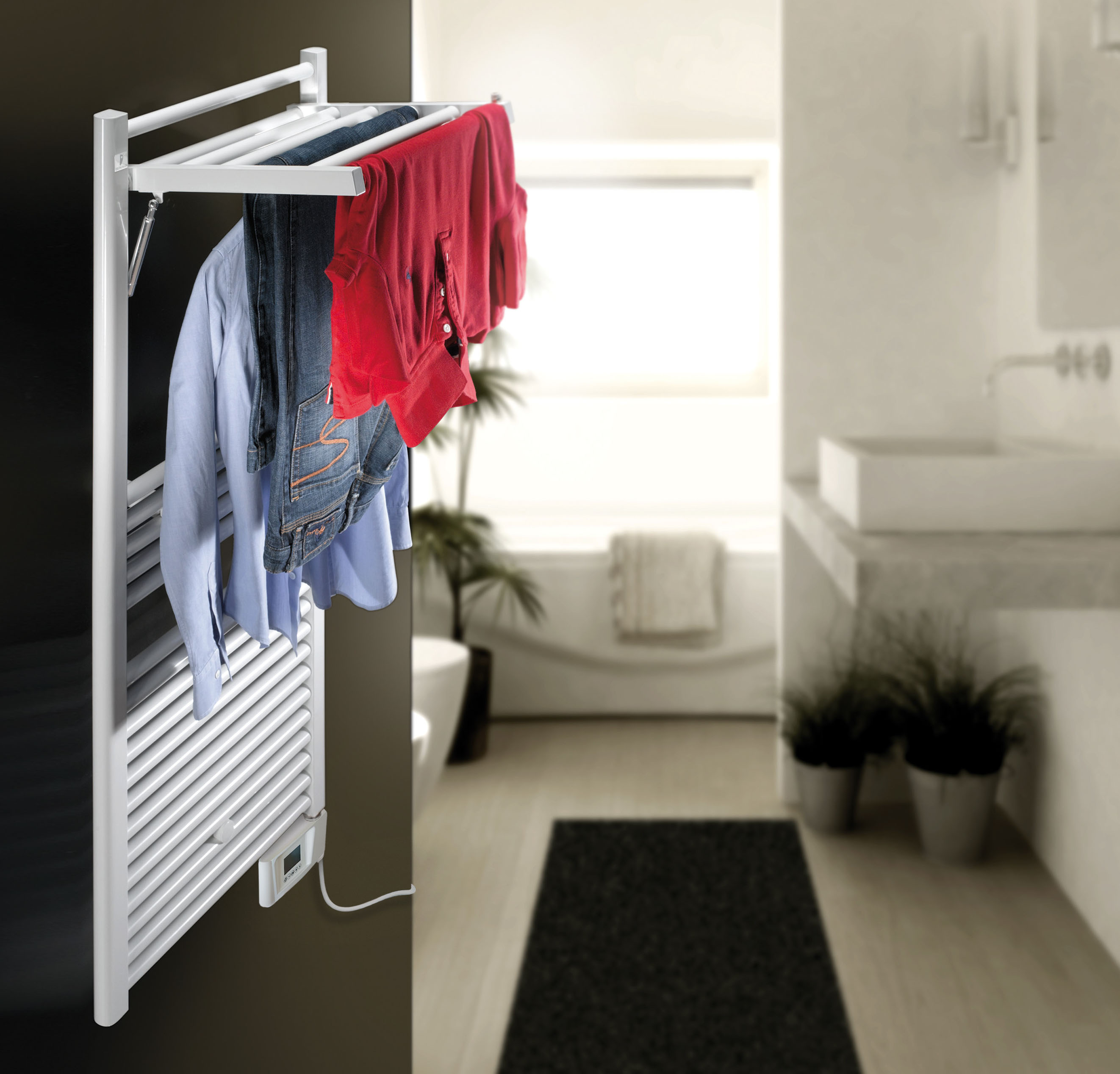 Versatile, lo scaldasalviette Dinamic Plus di Deltacalor ha la parte superiore che si ribalta a squadra per trasformarsi in un pratico stendino e, permettendo la circolazione dell’acqua calda al suo interno, garantendo un aumento del potere scaldante.È disponibile in bianco e in quattro misure a partire da 92 cm di altezza. Si può scegliere alimentato ad elettricità o collegato all’impianto di riscaldamento ad acqua. Prezzo da rivenditore. www.deltacalor.com Versatile, lo scaldasalviette Dinamic Plus di Deltacalor ha la parte superiore che si ribalta a squadra per trasformarsi in un pratico stendino e, permettendo la circolazione dell’acqua calda al suo interno, garantendo un aumento del potere scaldante.È disponibile in bianco e in quattro misure a partire da 92 cm di altezza. Si può scegliere alimentato ad elettricità o collegato all’impianto di riscaldamento ad acqua. Prezzo da rivenditore. www.deltacalor.com