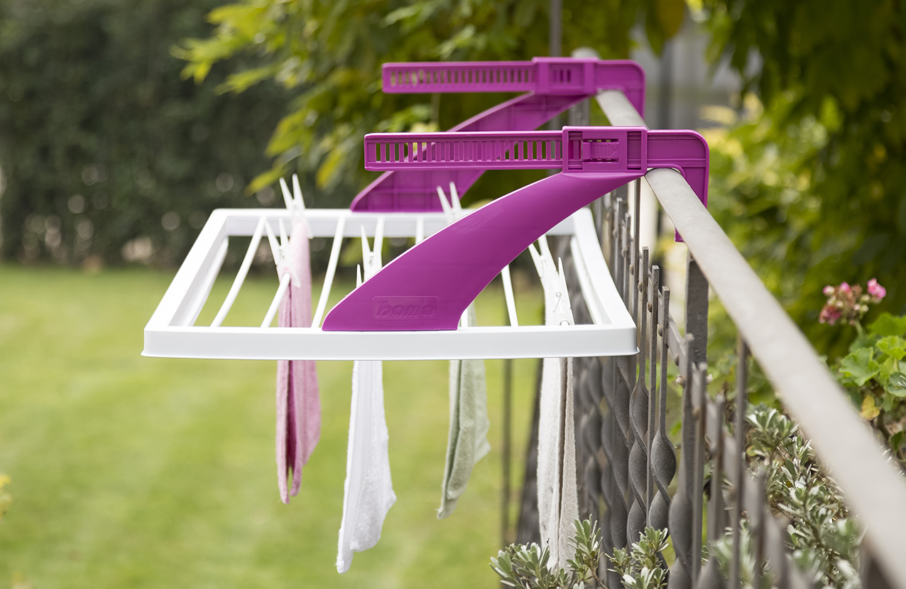 Lo stendino da balcone regolabile, facile da montare e dal minimo ingombro E,Vento di Bama, ha gli agganci regolabili da un minimo di 3 a un massimo di 20 cm per permettere una forte presa su svariati supporti. Per il balcone, può essere posizionato anche sul termosifone. È dotato di un blocco di sicurezza. Misura L 107,5 x P 55,5 x H 25,5 cm. Prezzo 19,90. www.bamagroup.com Lo stendino da balcone regolabile, facile da montare e dal minimo ingombro E,Vento di Bama, ha gli agganci regolabili da un minimo di 3 a un massimo di 20 cm per permettere una forte presa su svariati supporti. Per il balcone, può essere posizionato anche sul termosifone. È dotato di un blocco di sicurezza. Misura L 107,5 x P 55,5 x H 25,5 cm. Prezzo 19,90. www.bamagroup.com