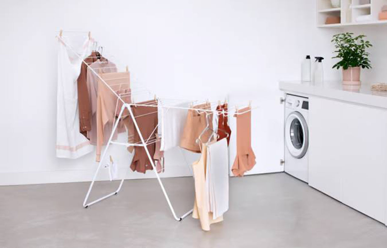 Con 25 metri di spazio di asciugatura flessibile e posto per 8 appendiabiti in più, HangOn di Brabantia è molto spazioso. Ha il sistema blocco bambini che impedisce alle ali di richiudersi accidentalmente ed è prodotto con il 64% di materiale riciclato, riciclabile al 95%. Misura L 182 x P 59 x H 89 cm. Prezzo 75 euro. www.brabantia.com Con 25 metri di spazio di asciugatura flessibile e posto per 8 appendiabiti in più, HangOn di Brabantia è molto spazioso. Ha il sistema blocco bambini che impedisce alle ali di richiudersi accidentalmente ed è prodotto con il 64% di materiale riciclato, riciclabile al 95%. Misura L 182 x P 59 x H 89 cm. Prezzo 75 euro. www.brabantia.com