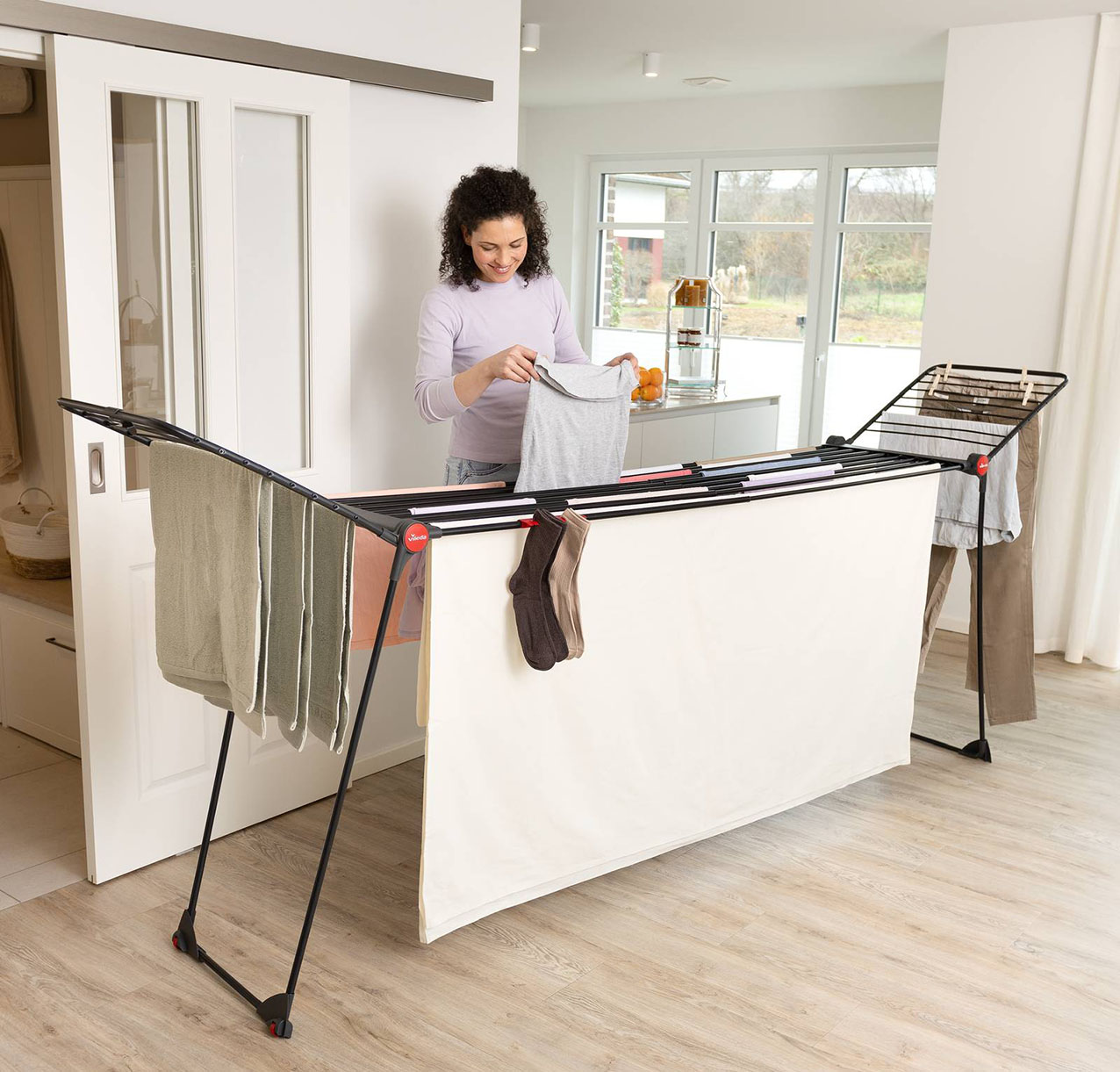 Estensibile e versatile Vileda Infinity Flex Ultimate si adatta con facilità a diverse esigenze di spazio e quantità di bucato, anche per capi voluminosi come lenzuola e tovaglie. Con finitura nero opaco, ha la griglia centrale che può allungarsi fino a due metri. Con un’altezza di un metro da terra, la griglia centrale ospita i capi più voluminosi come tovaglie e lenzuola mentre le ali laterali, alte 128 cm, offrono ulteriore spazio per stendere pantaloni e abiti lunghi, senza doverli ripiegare. Prezzo 64,90 euro. www.vileda.it Estensibile e versatile Vileda Infinity Flex Ultimate si adatta con facilità a diverse esigenze di spazio e quantità di bucato, anche per capi voluminosi come lenzuola e tovaglie. Con finitura nero opaco, ha la griglia centrale che può allungarsi fino a due metri. Con un’altezza di un metro da terra, la griglia centrale ospita i capi più voluminosi come tovaglie e lenzuola mentre le ali laterali, alte 128 cm, offrono ulteriore spazio per stendere pantaloni e abiti lunghi, senza doverli ripiegare. Prezzo 64,90 euro. www.vileda.it