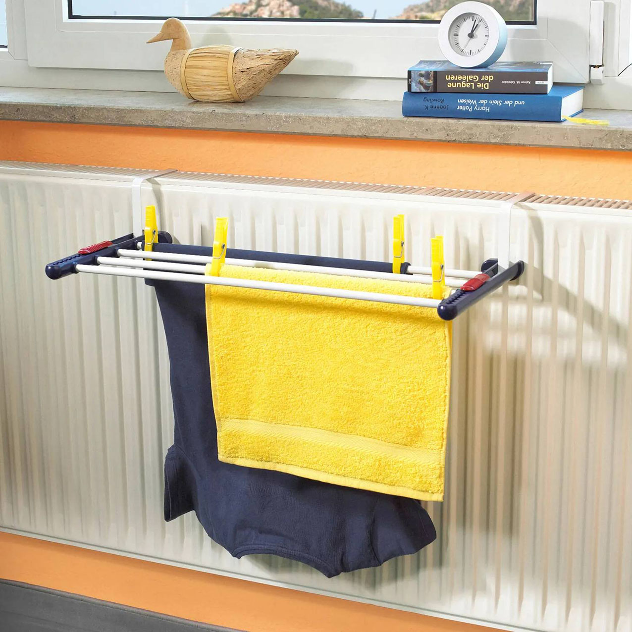 In alluminio e plastica, flessibile e multifunzione, lo stendibiancheria Quartett di Leifheit venduto da Kasanova è perfetto per stendere i panni negli ambienti piccoli. Si appende a qualsiasi oggetto di profondità compresa tra 1 e 11 cm e ha da 4 ampie barre d'asciugatura per prevenire la formazione di pieghe sui panni. Misura L 112 x P 26 x H 15 cm. Prezzo 24,90 euro. www.kasanova.com In alluminio e plastica, flessibile e multifunzione, lo stendibiancheria Quartett di Leifheit venduto da Kasanova è perfetto per stendere i panni negli ambienti piccoli. Si appende a qualsiasi oggetto di profondità compresa tra 1 e 11 cm e ha da 4 ampie barre d'asciugatura per prevenire la formazione di pieghe sui panni. Misura L 112 x P 26 x H 15 cm. Prezzo 24,90 euro. www.kasanova.com