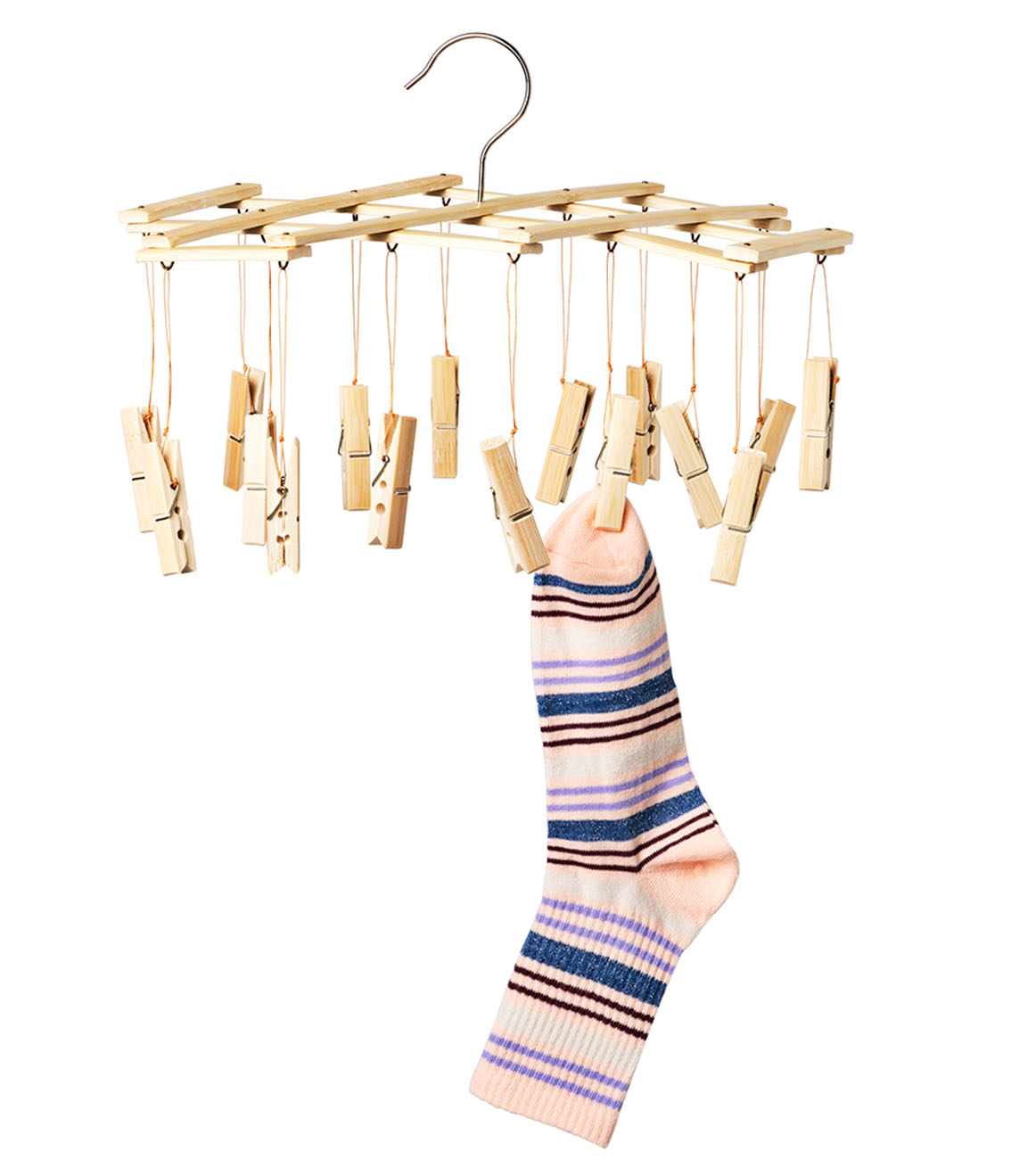 Pieghevole è facile da riporre, l’appendino di Flying Tiger Copenhagen è realizzato in legno di bambù. Con un peso massimo consigliato di 3 kg, è ideale per asciugare la piccola biancheria. È completo di 16 mollette. Prezzo 3,5 euro. www.flyingtiger.com/it Pieghevole è facile da riporre, l’appendino di Flying Tiger Copenhagen è realizzato in legno di bambù. Con un peso massimo consigliato di 3 kg, è ideale per asciugare la piccola biancheria. È completo di 16 mollette. Prezzo 3,5 euro. www.flyingtiger.com/it