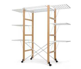 In legno massiccio di faggio verniciato, Ursus di Foppapedretti in vendita su Qvc è modulabile in base al bucato grazie al piano centrale e alle ali regolabili. Offre 33 metri di filo utile e, da chiuso, resta in piedi occupando solo 18 cm. Si sposta agilmente grazie alle 4 ruote piroettanti, di cui due con freno. Aperto misura L 164 x P 80 x H 176 cm. Prezzo 274 euro. www.qvc.it In legno massiccio di faggio verniciato, Ursus di Foppapedretti in vendita su Qvc è modulabile in base al bucato grazie al piano centrale e alle ali regolabili. Offre 33 metri di filo utile e, da chiuso, resta in piedi occupando solo 18 cm. Si sposta agilmente grazie alle 4 ruote piroettanti, di cui due con freno. Aperto misura L 164 x P 80 x H 176 cm. Prezzo 274 euro. www.qvc.it